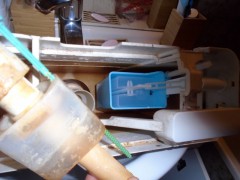 Ventil koji ide iz zida u vodokotlić kaplje